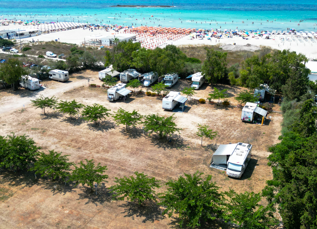 img-02-Area-Camper-Rivamare-Slider- vista aerea dell'area-sul-mare-e-spiaggia